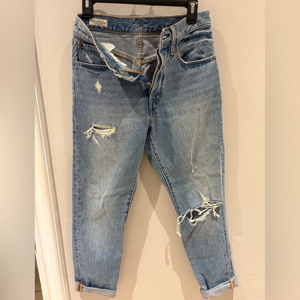 Cute 501skinny Levi’s W26 L28.  Cuffed at the bottom.  Button fly.